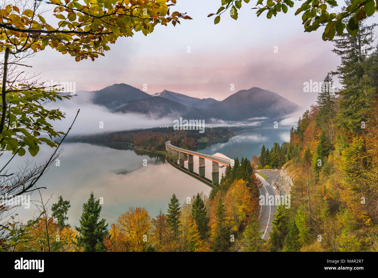 Lago Sylvenstein e ponte circondato dalla nebbia di mattina all'alba, Bad Tolz-Wolfratshausen district, Baviera, Germania, Europa Foto Stock