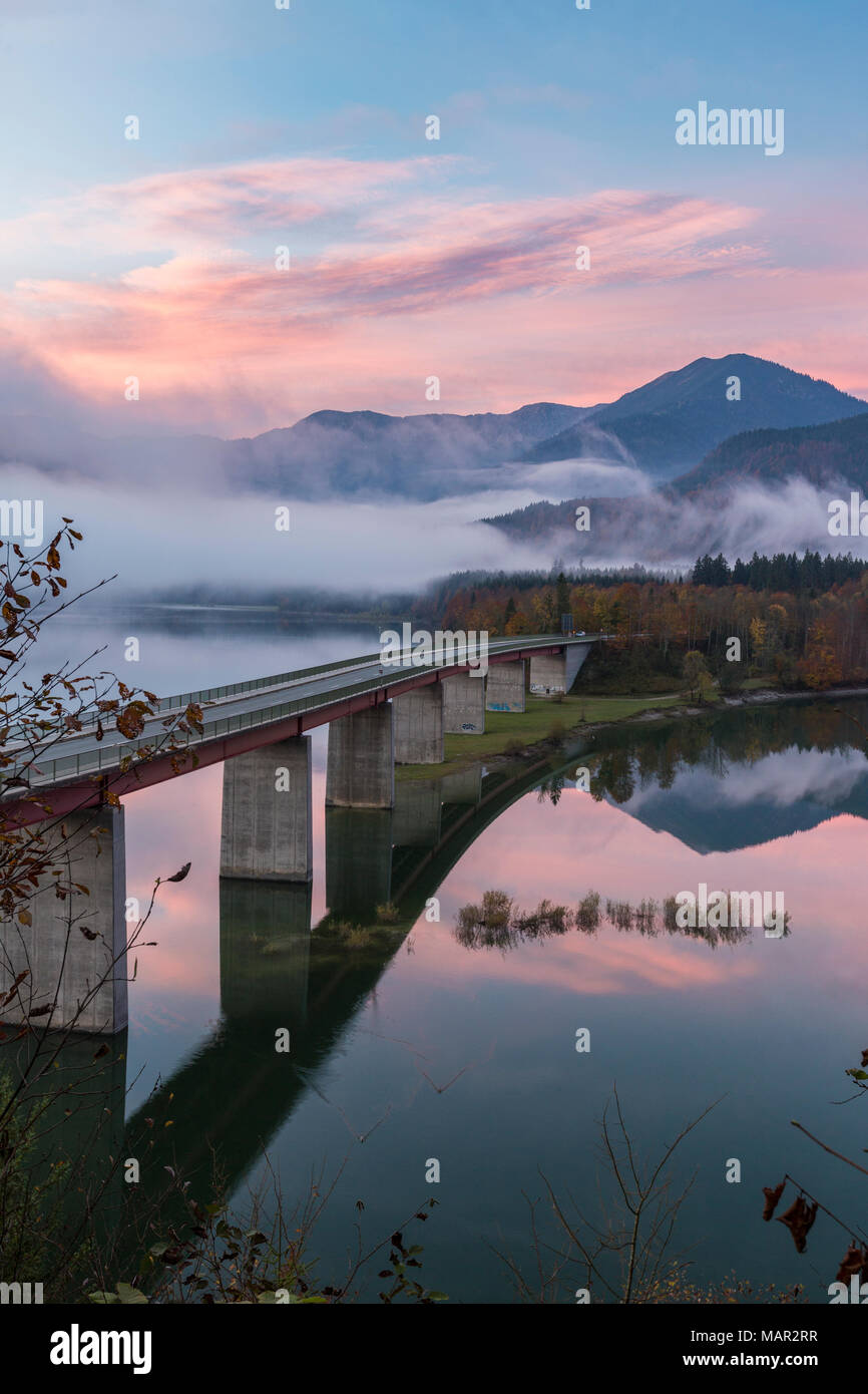 Lago Sylvenstein e ponte circondato dalla nebbia di mattina all'alba, Bad Tolz-Wolfratshausen district, Baviera, Germania, Europa Foto Stock