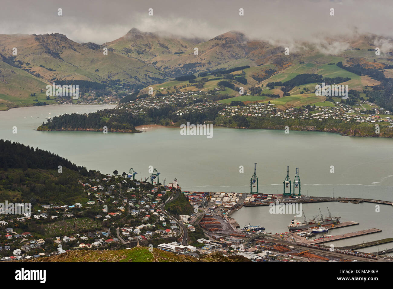 Vista di Lyttelton Harbour dal vertice di Christchurch Gondola, Heathcote Valley, Christchurch, Canterbury, South Island, in Nuova Zelanda, Pacific Foto Stock