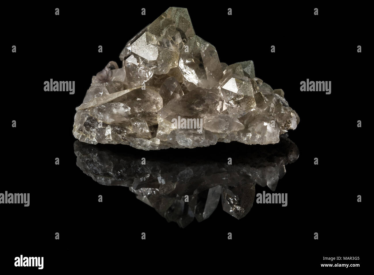 Lucenti cristalli e sfondo nero Foto Stock