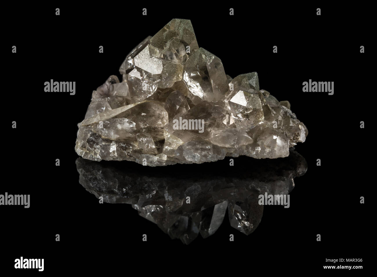 Lucenti cristalli e sfondo nero Foto Stock