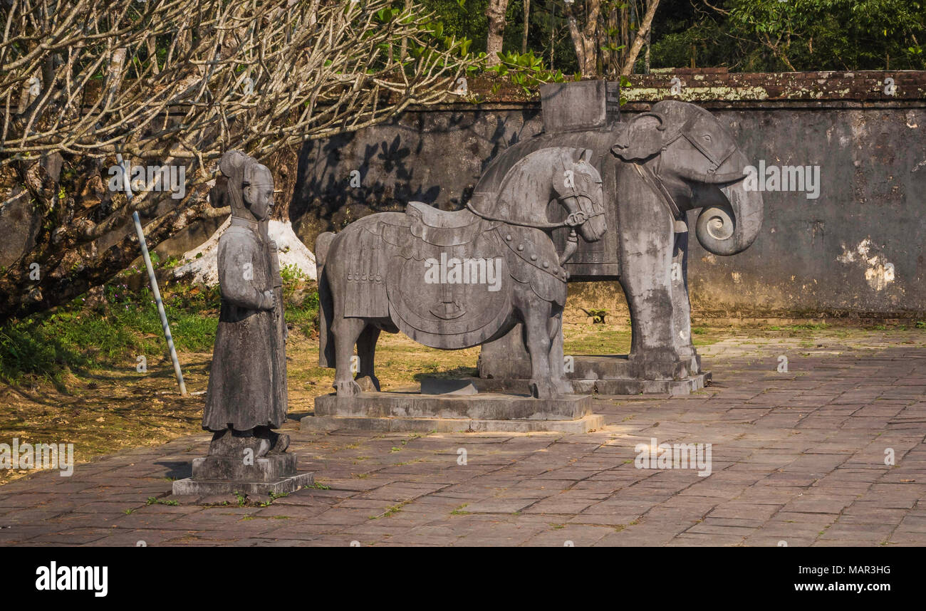 Sculture presso la tomba del re Minh Mang Foto Stock