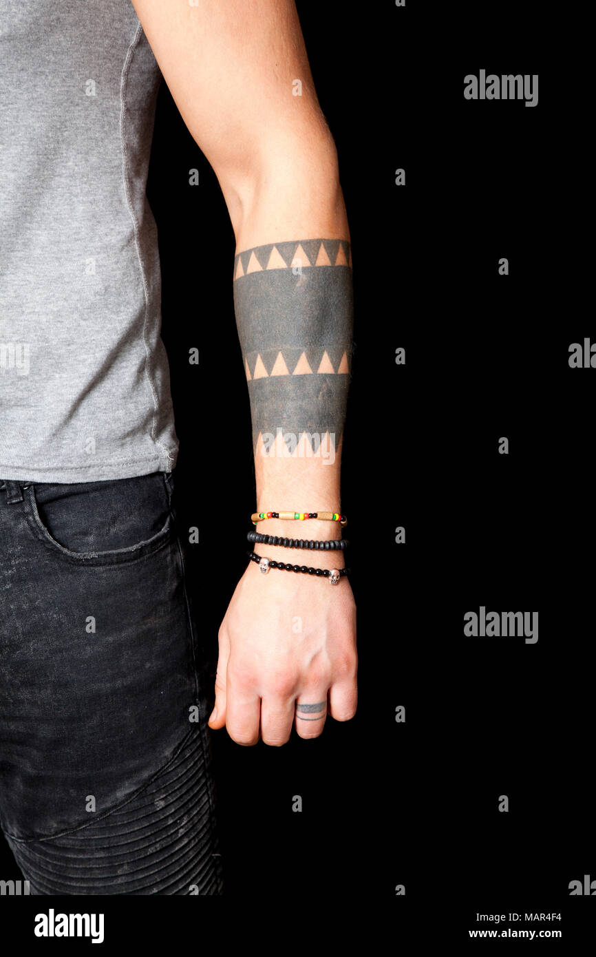 Uomo tatuaggio braccio Foto stock - Alamy