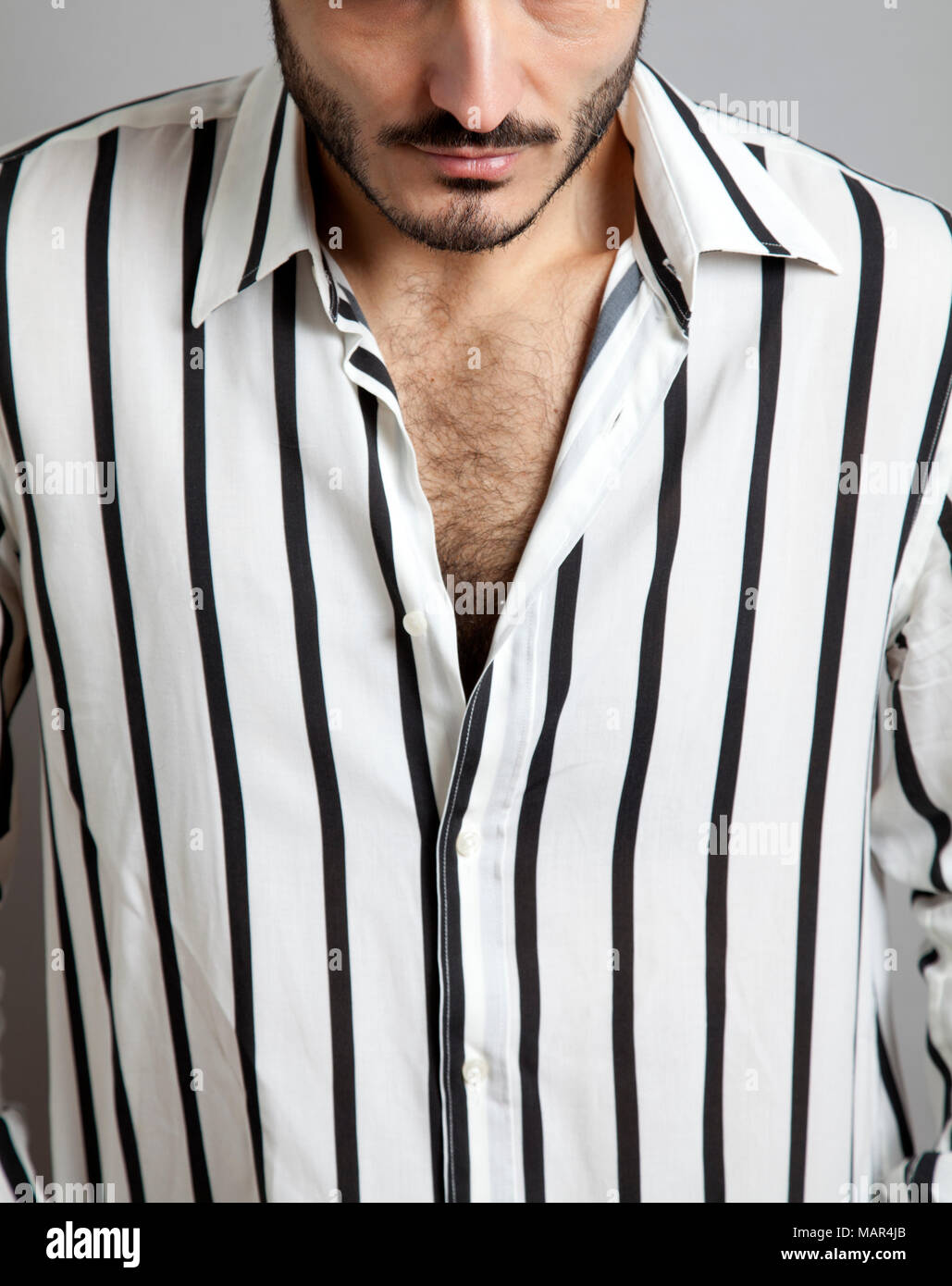 Uomo in camicia a righe Foto Stock