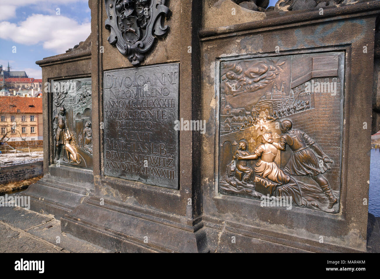 Statua di San Giovanni Nepomuceno sul Ponte Carlo a Praga Repubblica Czeck - strofinata per buona fortuna Foto Stock