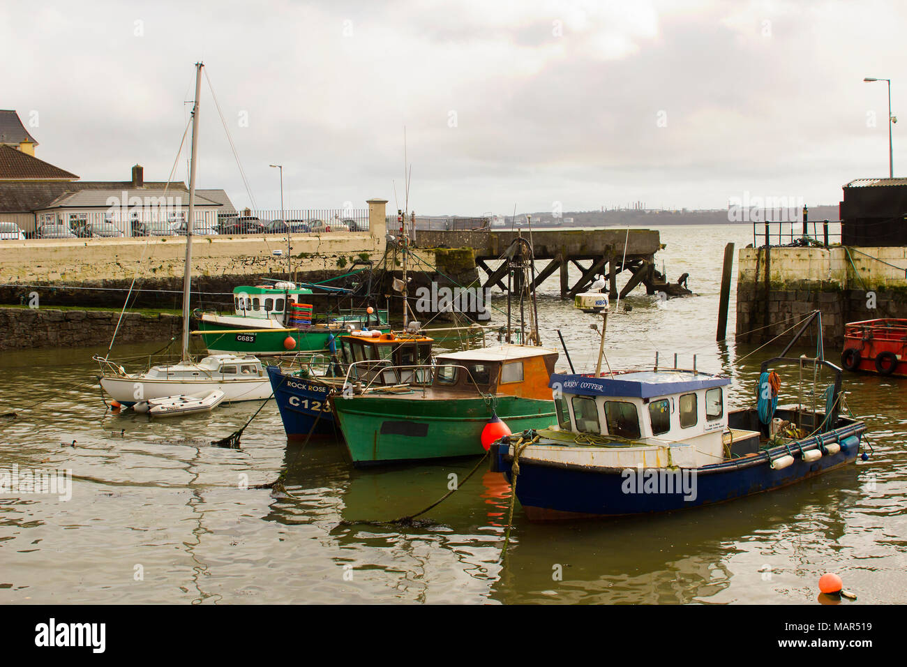 16 marzo 2018 Piccole imbarcazioni ormeggiate nel piccolo porto pittoresco di Cobh contea di Cork in Irlanda Foto Stock