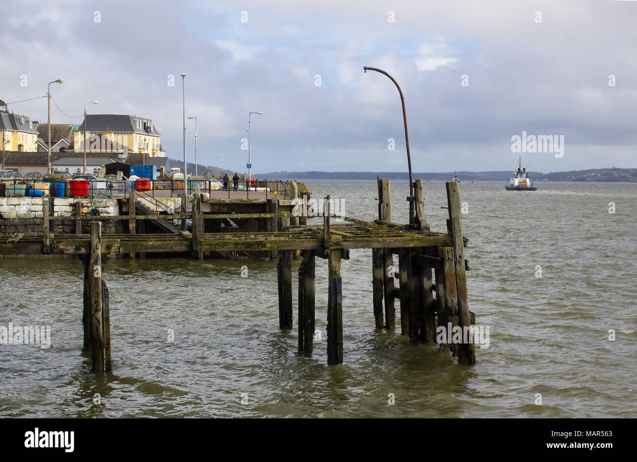 Le rovine del legno storico molo dal quale il malato Titanic stregate Irlanda di sinistra sul suo maiden e ultimo viaggio attraverso l'Oceano Atlantico Foto Stock