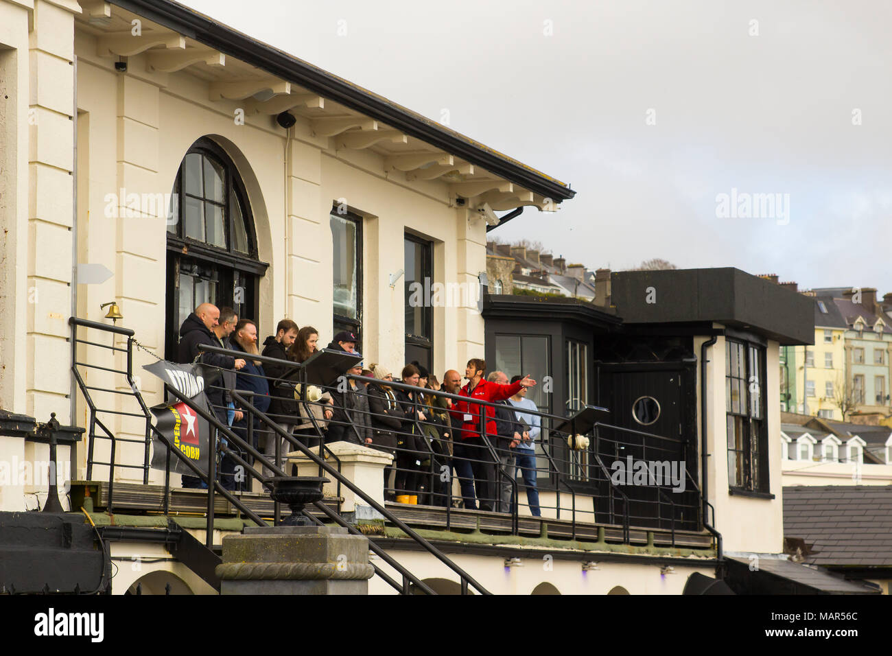 Una guida turistica in pieno flusso sul punto di visualizzazione nella parte posteriore della Stella Bianca Uffici Titanic Museum di Cobh contea di Cork in Irlanda Foto Stock