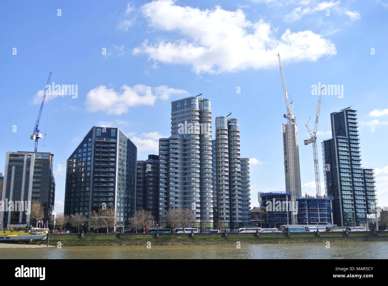 Appartamento di lusso blocchi; La Corniche [centro sinistra], Il Dumont [centro, sotto costruzione], Merano [destra], Albert Embankment, London, England, Regno Unito Foto Stock