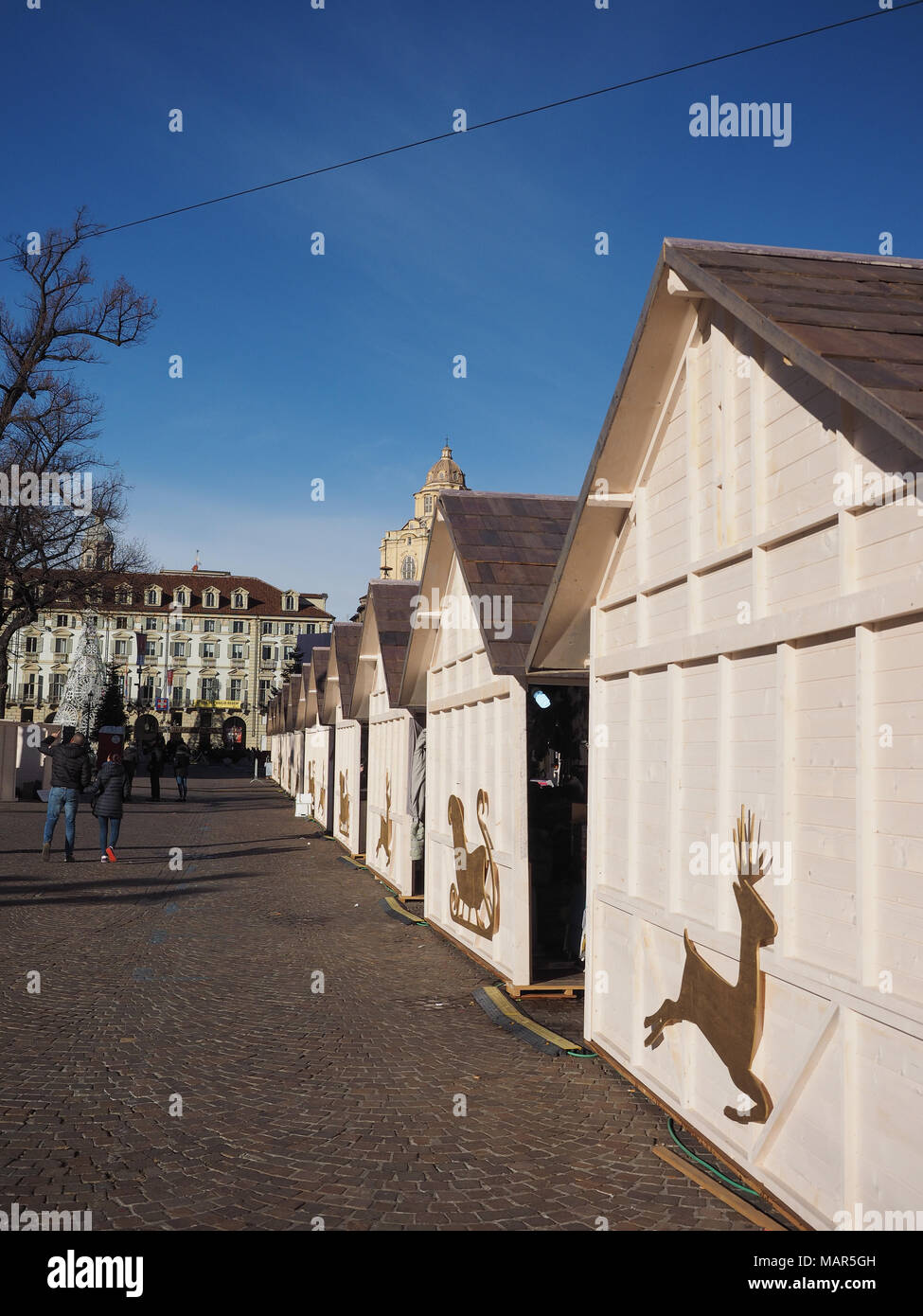 Torino, Italia - circa gennaio 2018: Mercatino di Natale in Piazza Castello Foto Stock