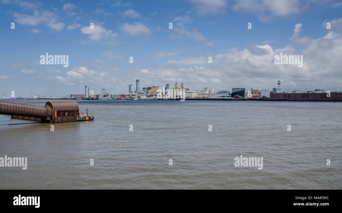Lo skyline di Liverpool da Birkenhead attraverso il fiume Mersey Foto Stock