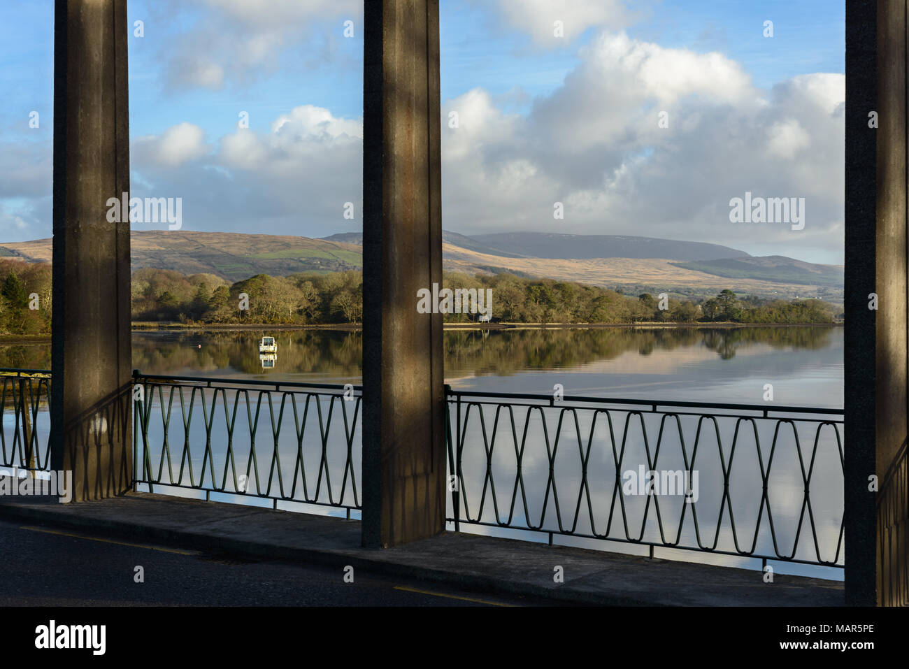 Suspension Bridge, The Sound, Kenmare, County Kerry, Irlanda, tranquillità, clima irlandese, costa, ponte, barca solitaria, serenità, calma, colonna ponte Foto Stock