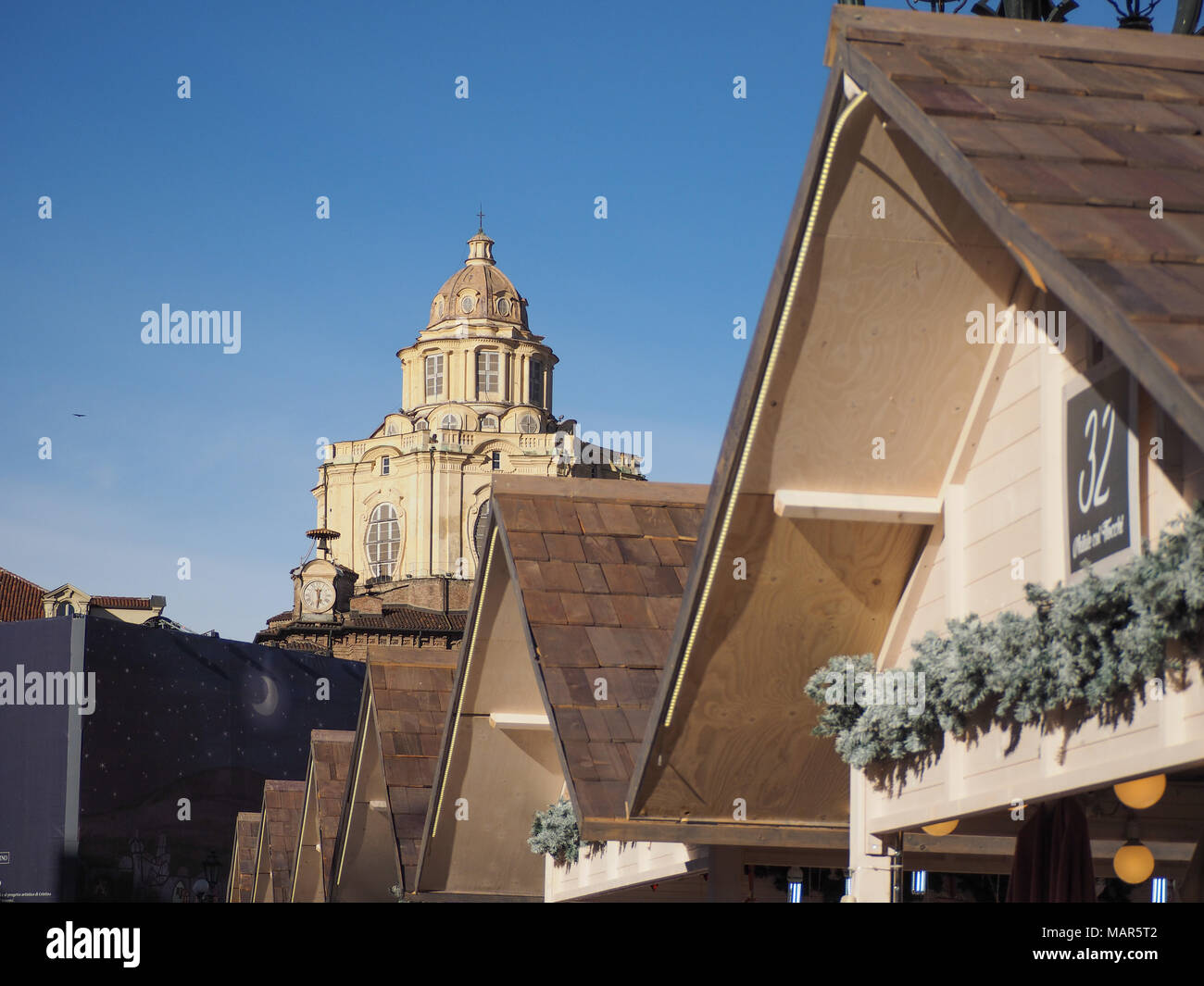Torino, Italia - circa gennaio 2018: Mercatino di Natale in Piazza Castello Foto Stock