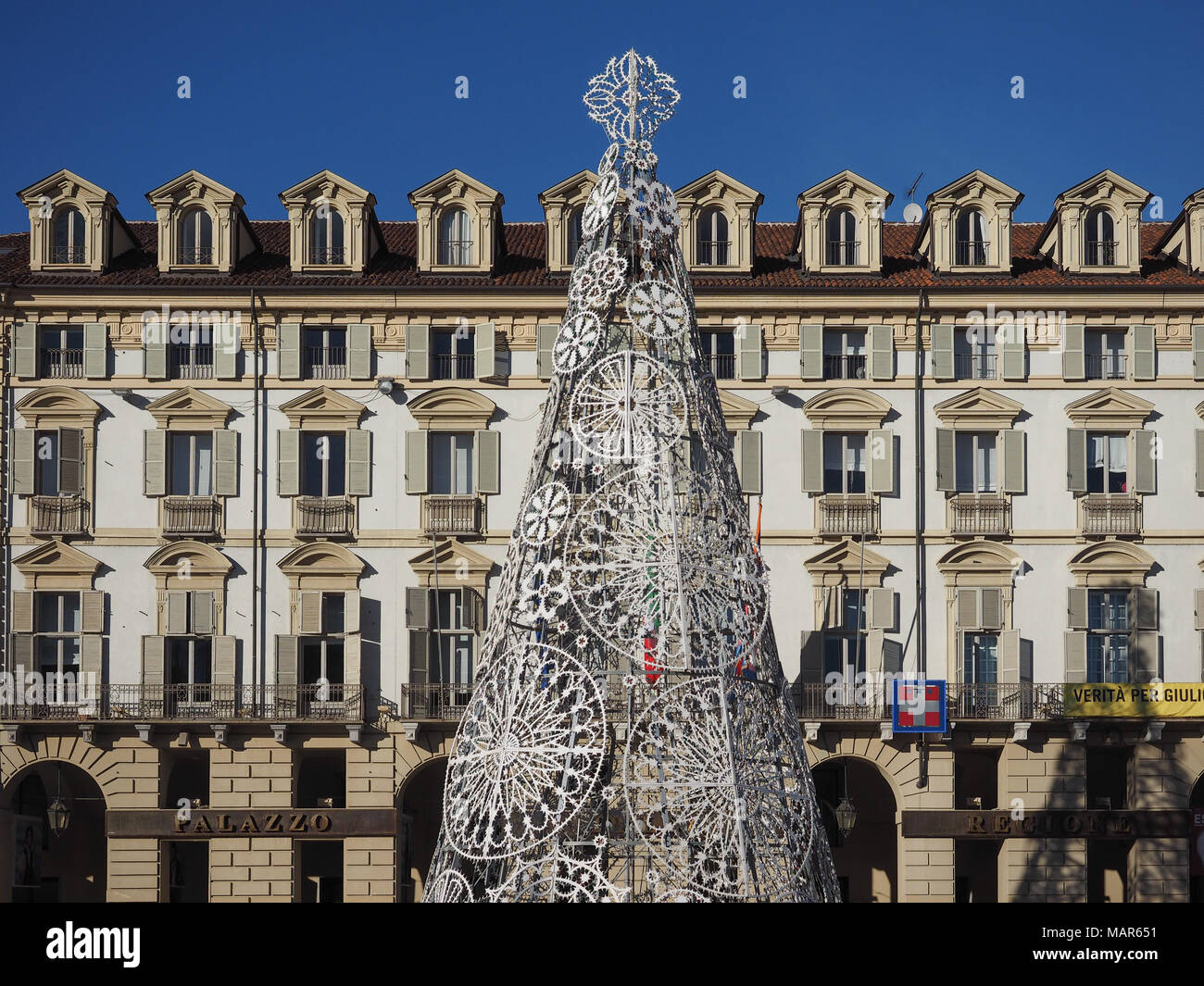 Torino, Italia - circa gennaio 2018: albero di Natale in Piazza Castello Foto Stock