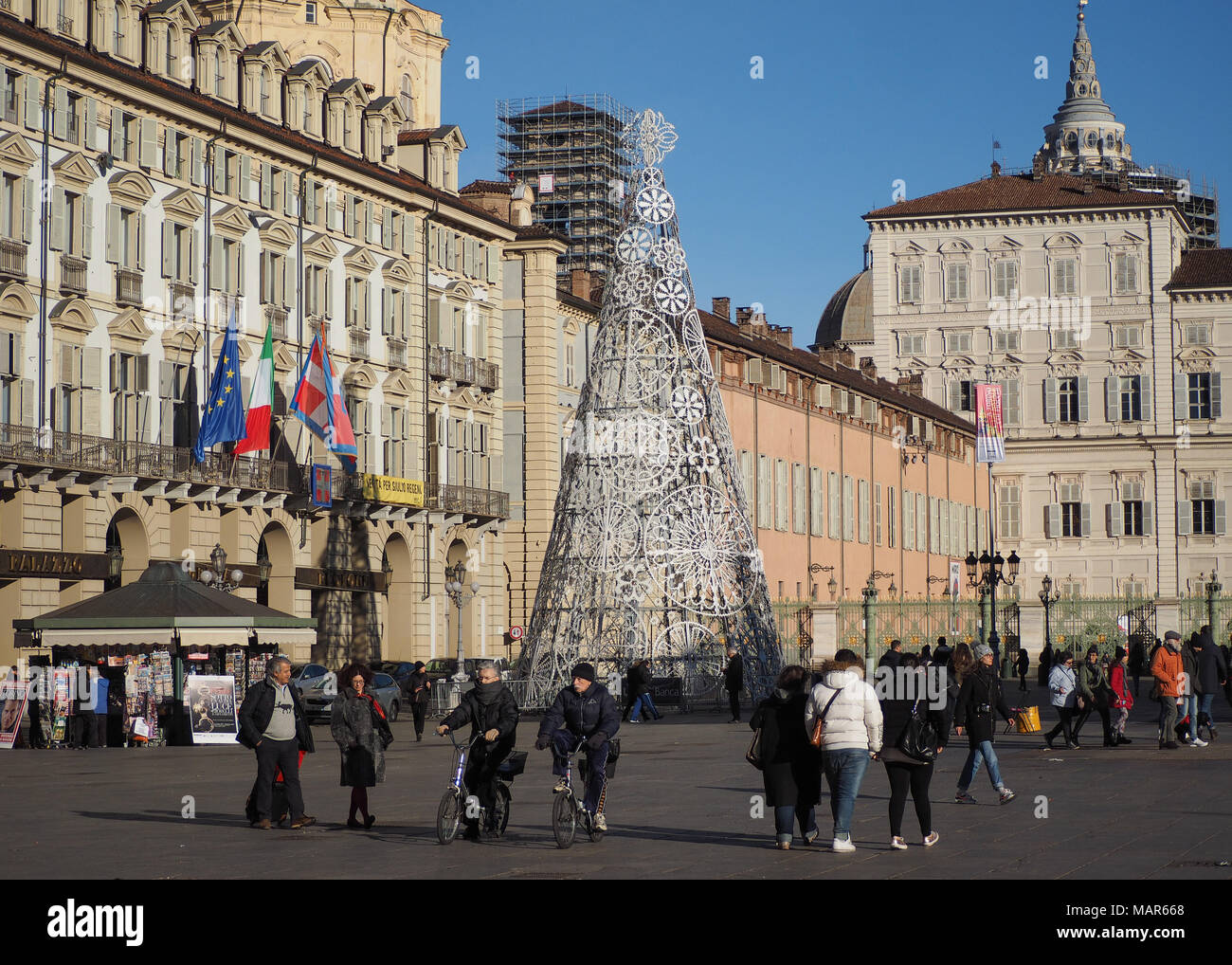 Torino, Italia - circa gennaio 2018: albero di Natale in Piazza Castello Foto Stock