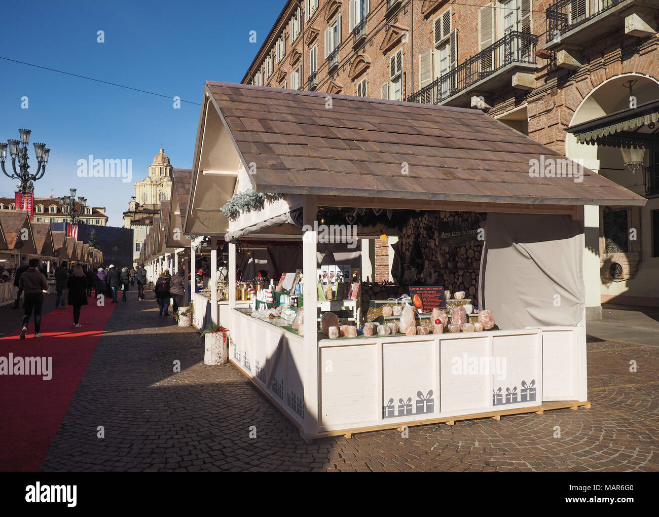 Torino, Italia - circa gennaio 2018: Mercatino di Natale in Piazza Castello Foto Stock