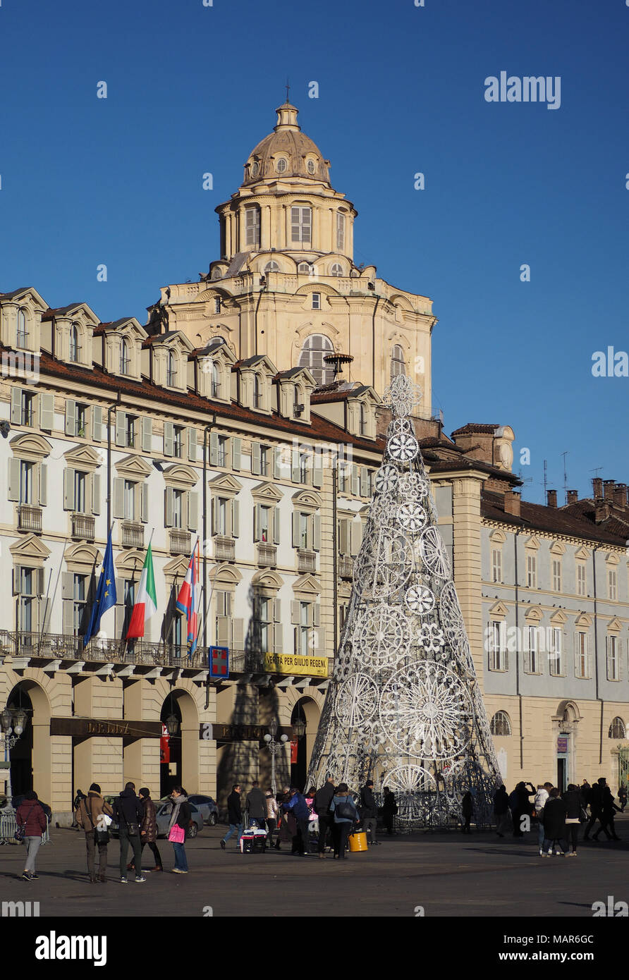 Torino, Italia - circa gennaio 2018: albero di Natale in Piazza Castello Foto Stock