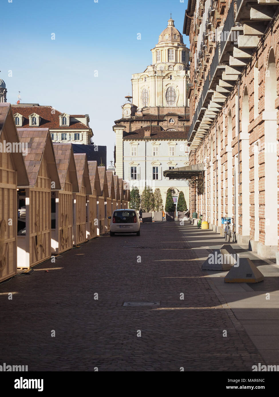 Torino, Italia - circa gennaio 2018: Mercatino di Natale in Piazza Castello Foto Stock