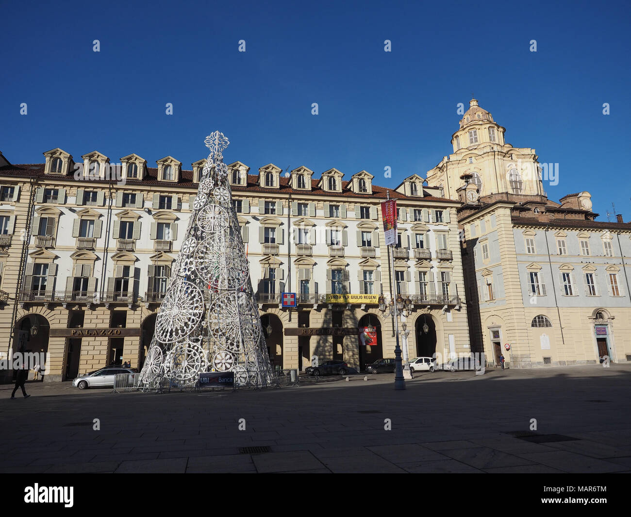 Torino, Italia - circa gennaio 2018: albero di Natale in Piazza Castello Foto Stock
