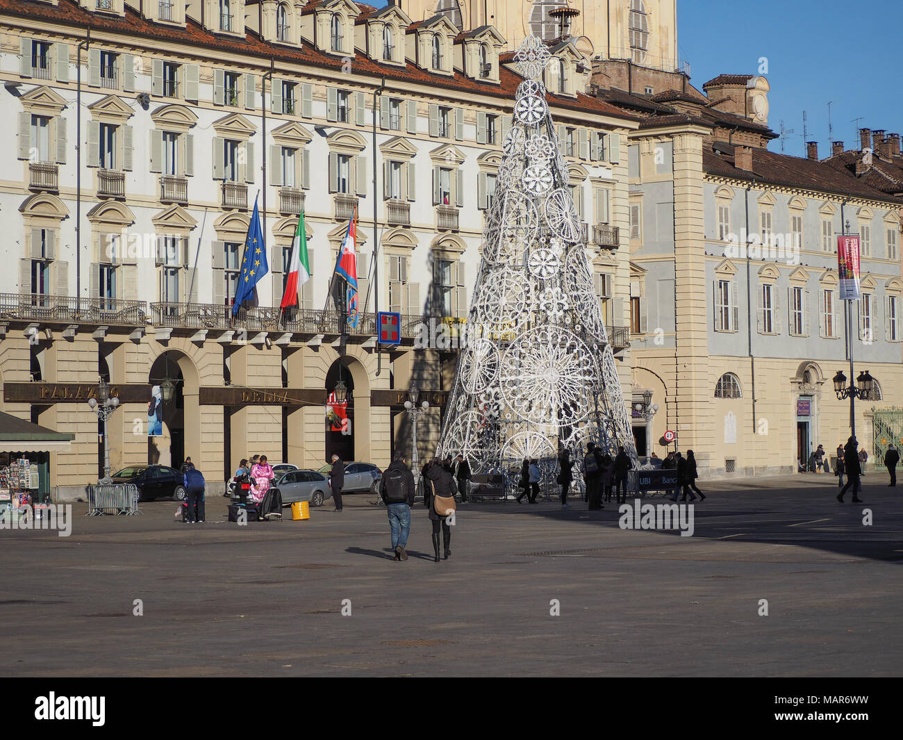 Torino, Italia - circa gennaio 2018: albero di Natale in Piazza Castello Foto Stock
