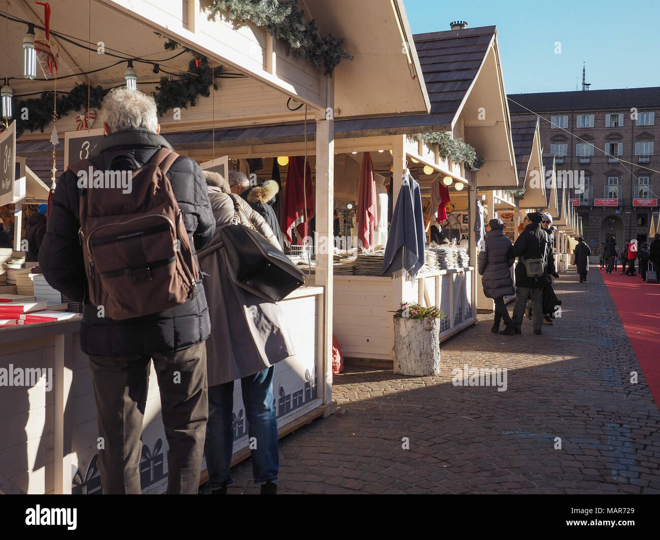 Torino, Italia - circa gennaio 2018: Mercatino di Natale in Piazza Castello Foto Stock