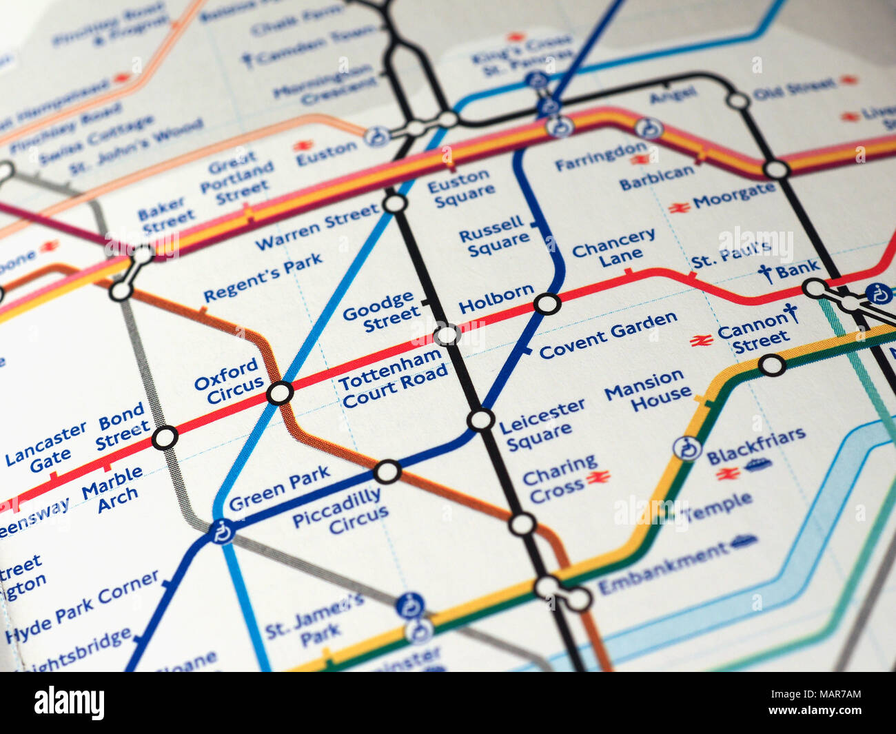 LONDON, Regno Unito - circa 2018: mappa della metropolitana di Londra le  stazioni della metropolitana con il fuoco selettivo su Covent Garden e Oxford  Circus Foto stock - Alamy