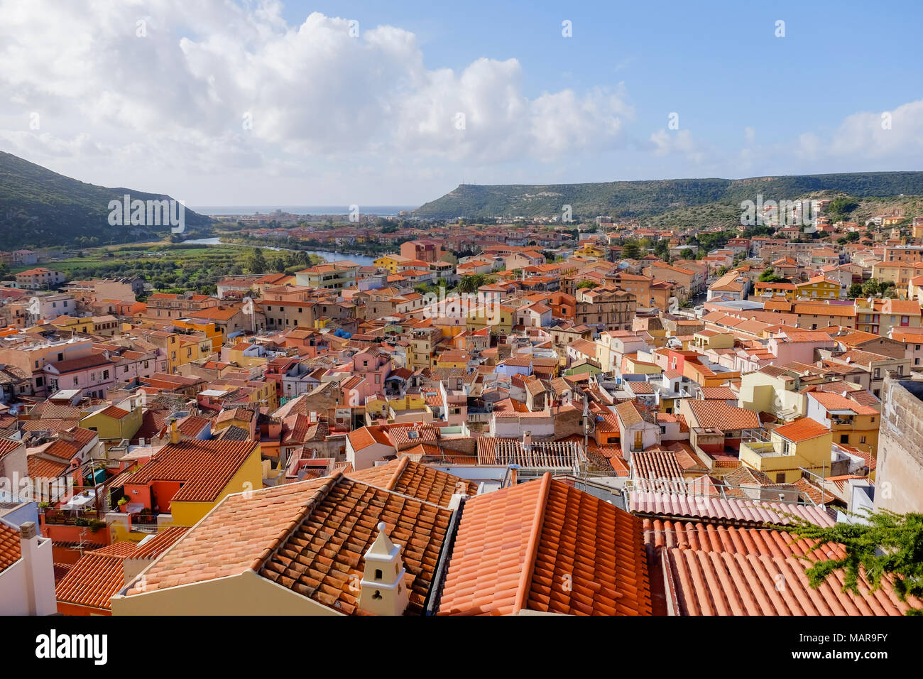 Vista panoramica sul case colorate con tetti di colore arancione a Bosa sardegna italia Foto Stock