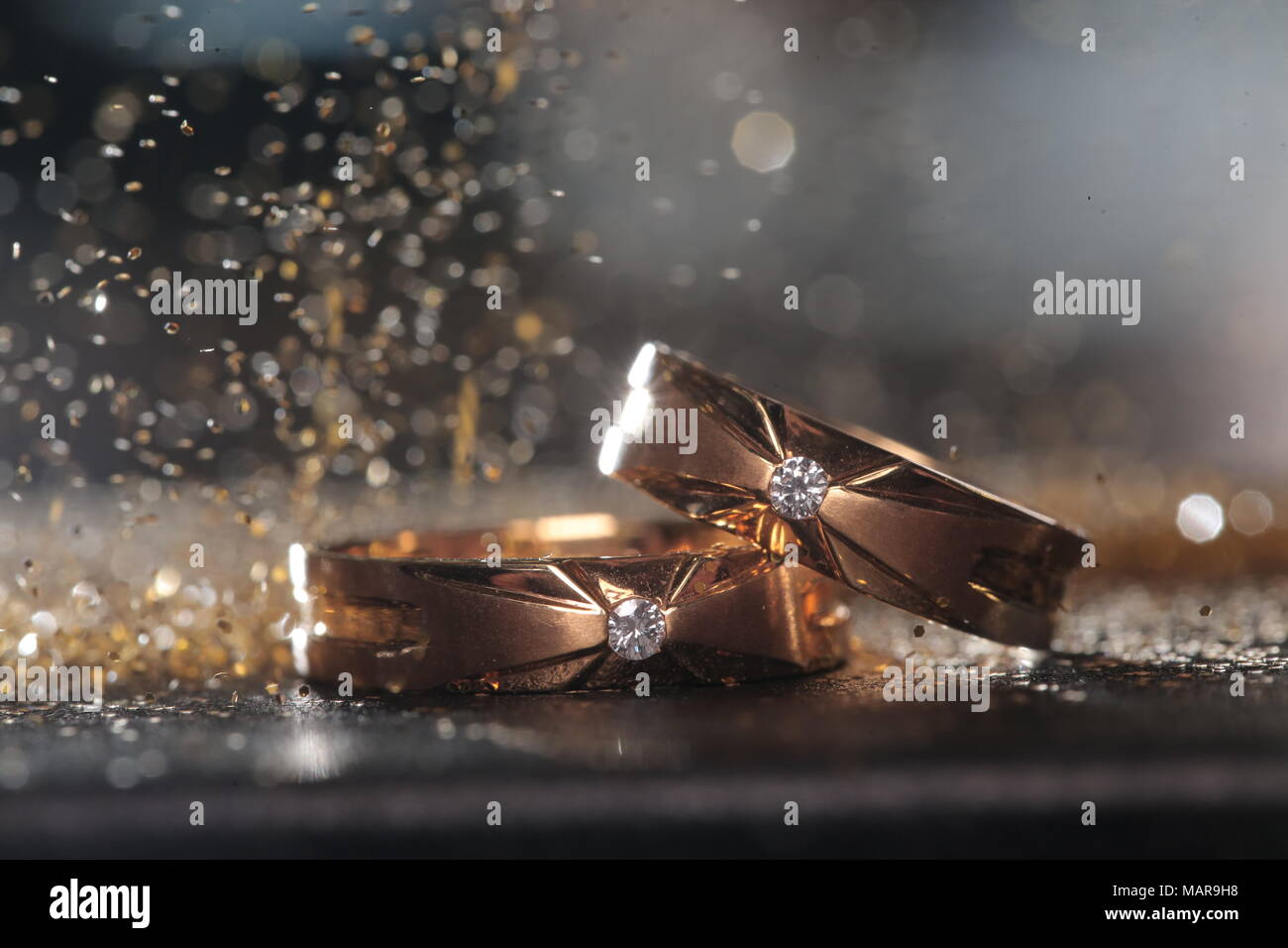Coppia di anelli di nozze Foto Stock