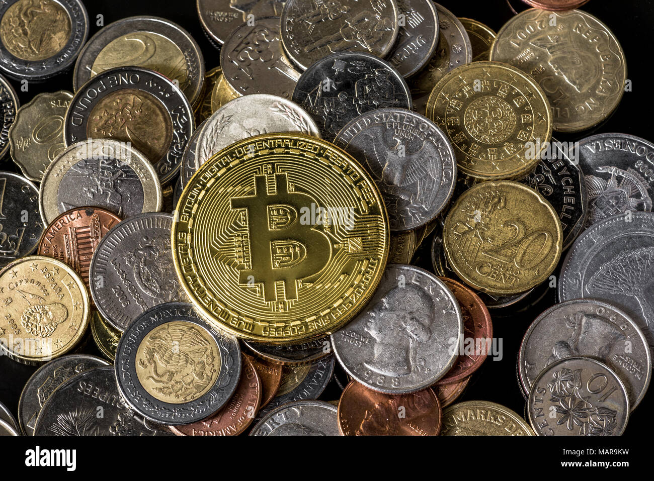 Golden bitcoin su un palo di diverse monete. Foto Stock