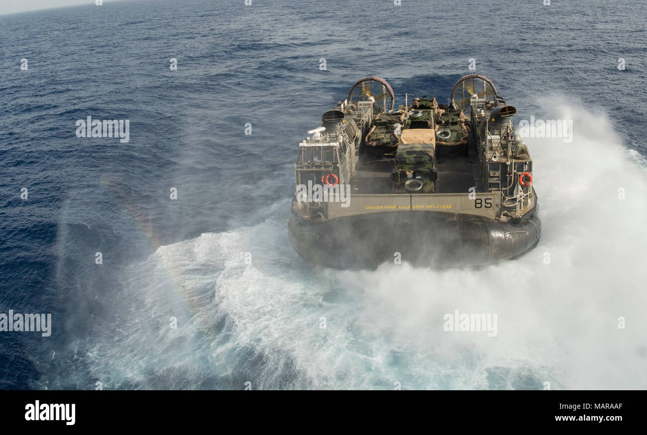 180329-N-AH771-0013 U.S. 5TH FLOTTA AREA DI OPERAZIONI (29 marzo 2018) una landing craft, cuscino d'aria (LCAC) si diparte la ben coperta della Wasp-classe assalto anfibio nave USS Iwo Jima (LHD 7), 29 marzo 2018. Iwo Jima, homeported a Mayport, Florida, è su un regolarmente la distribuzione programmata per gli Stati Uniti Quinta Flotta area di operazioni a sostegno della sicurezza marittima operazioni per rassicurare gli alleati e partner e preservare la libertà di navigazione e il libero flusso di commercio nella regione. (U.S. Foto di Marina di Massa lo specialista di comunicazione di terza classe Daniel C. Coxwest/rilasciato) Foto Stock