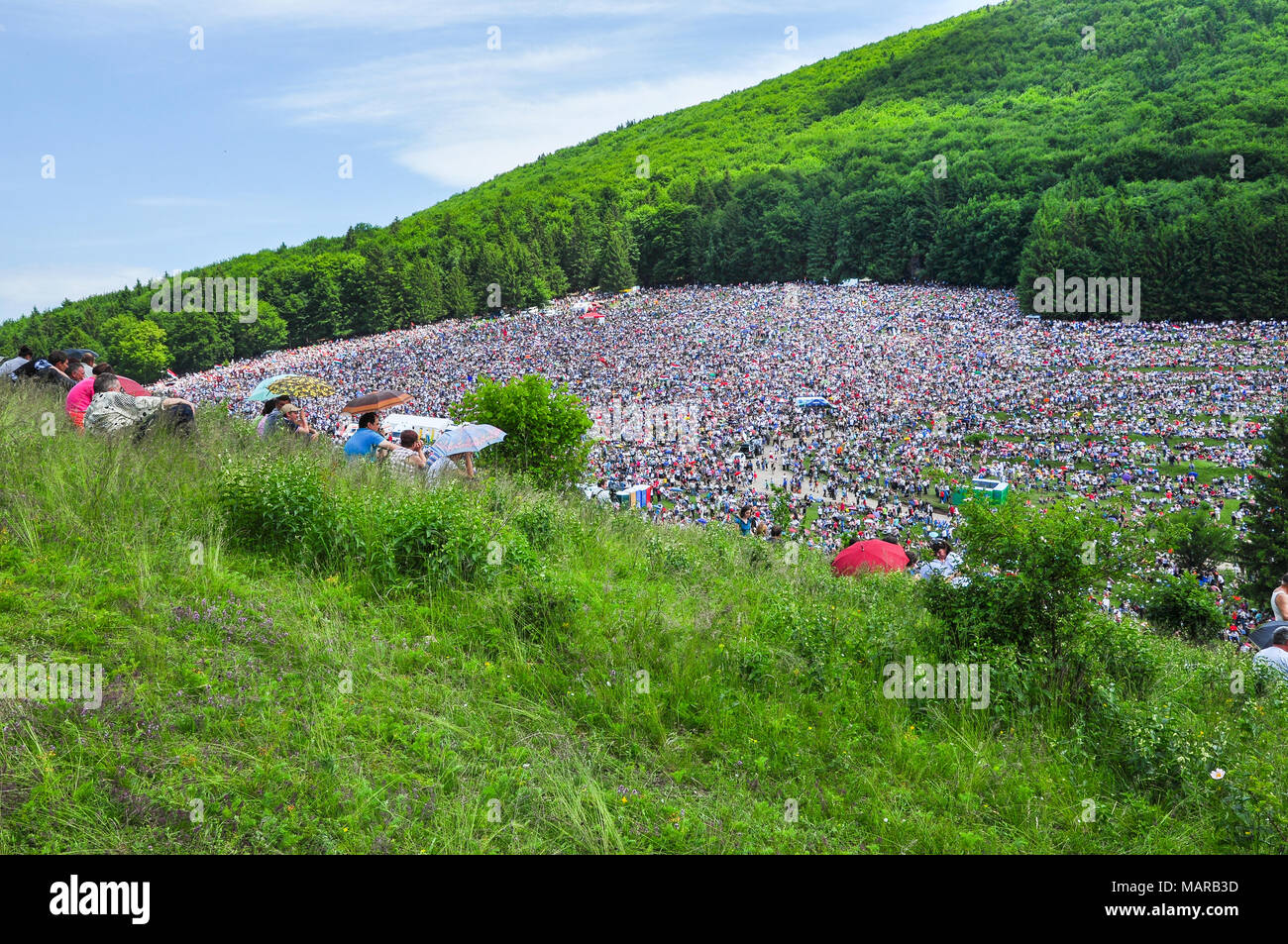 SUMULEU Ciuc, Romania - 6 giugno 2014: Ungherese prilgrims cattolica, la folla di gente radunarsi in Csiksomlyo per celebrare la Pentecoste. I religiosi Foto Stock