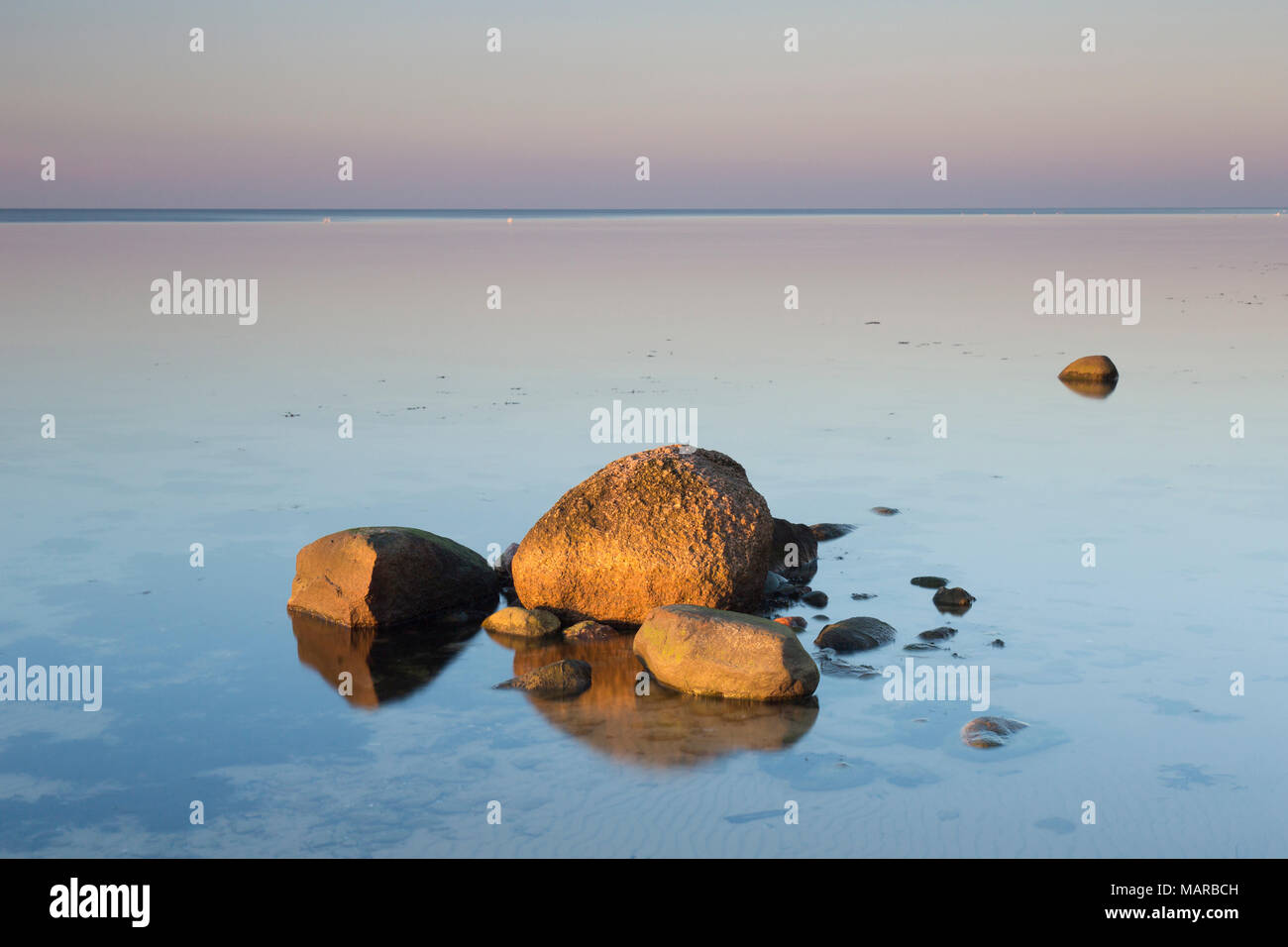 Rocce nel Mar Baltico. Meclemburgo-pomerania Occidentale, Germania Foto Stock