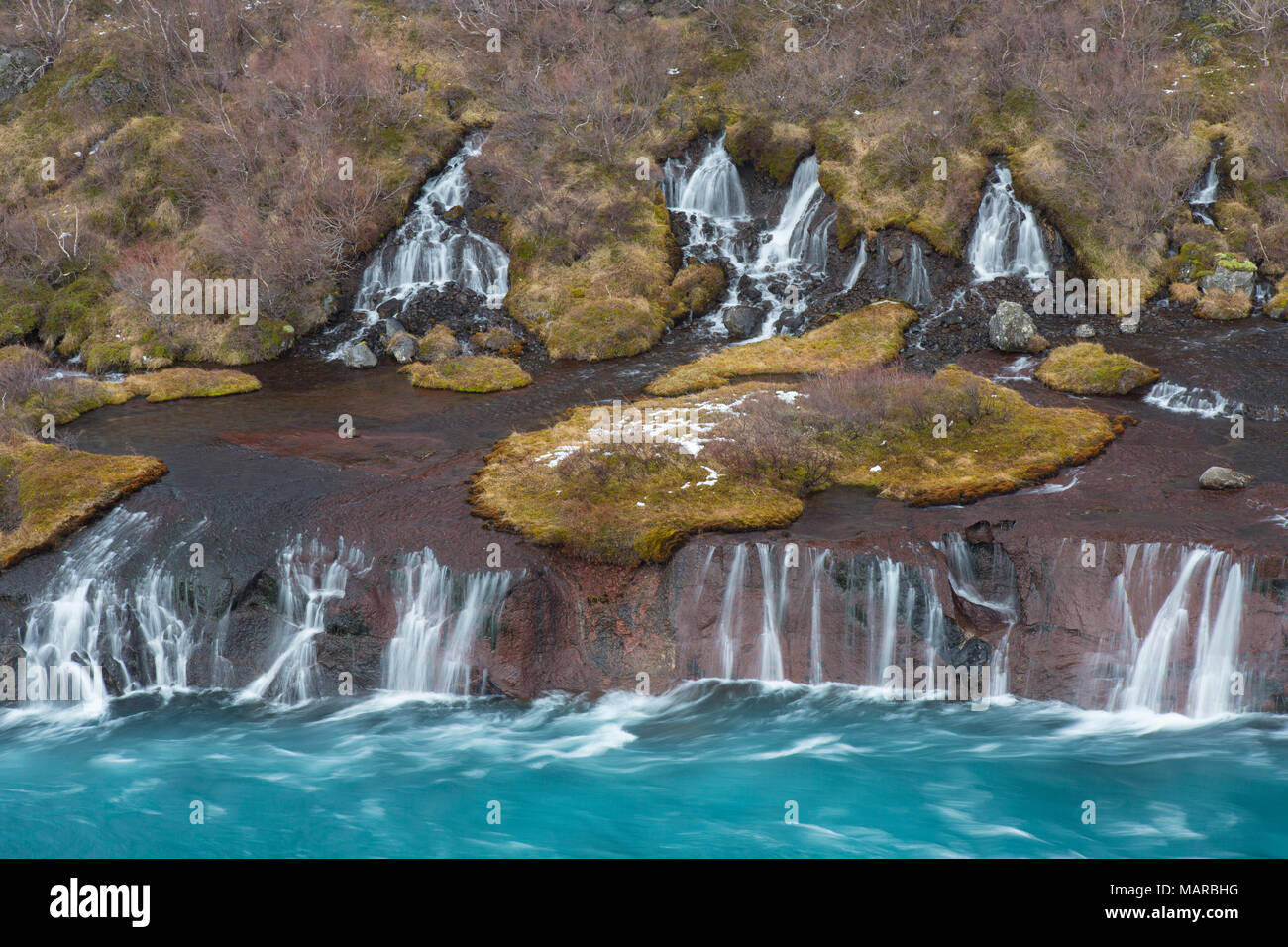 Cascate Hraunfossar versando in il Fiume Hvita. L'Islanda Foto Stock