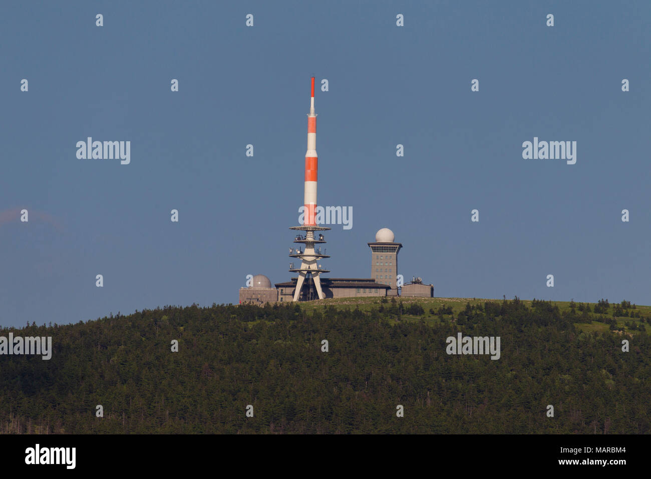 La vecchia e la nuova torre di trasmissione sulla cima del monte Brocken, Sassonia-Anhalt, Germania. La vecchia torre della TV è ora utilizzato come hotel e ristorante Foto Stock