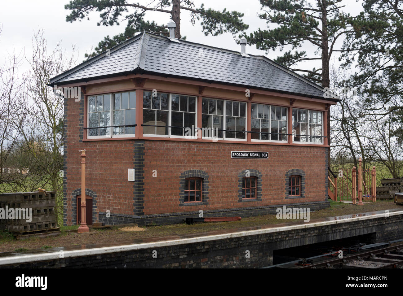 Segnale di Broadway box, Gloucestershire e Warwickshire Steam Railway, Broadway, Worcestershire, Regno Unito Foto Stock Segnale di Broadway box, Gloucestershire e Warwickshire Steam Railway, Broadway, Worcestershire, Regno Unito Foto Stock