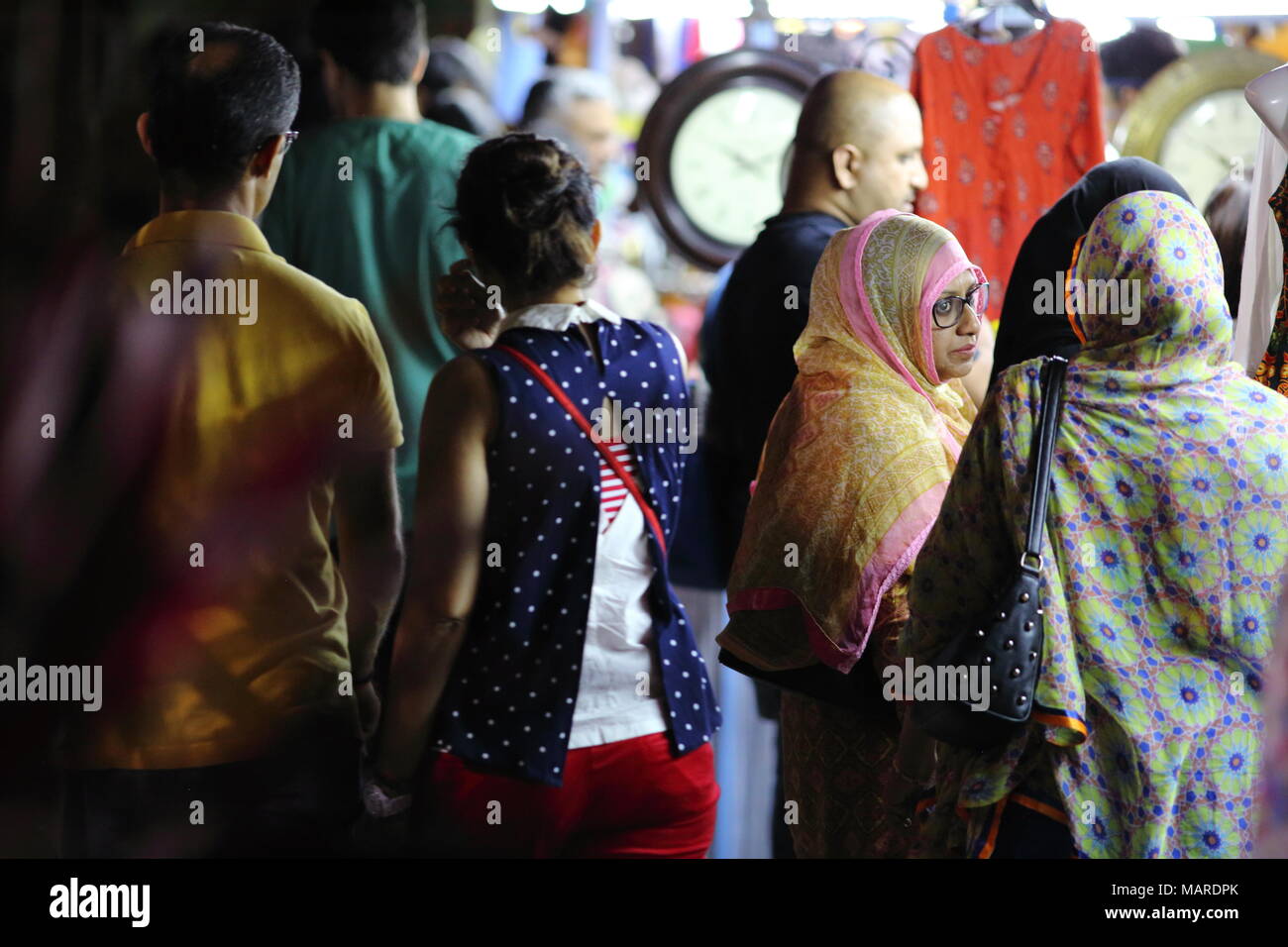 Bangalore, India - 16 Ottobre 2016: sconosciuto di persone occupate nell'area shopping per le loro esigenze di questa sera a MG Road e Bangalore. Foto Stock