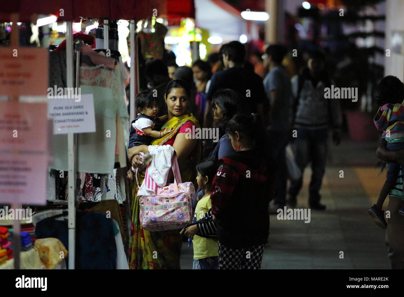 Bangalore, India - 16 Ottobre 2016: Sconosciuto gente occupata nel carrello gli ornamenti di questa sera a MG Road e Bangalore. Foto Stock