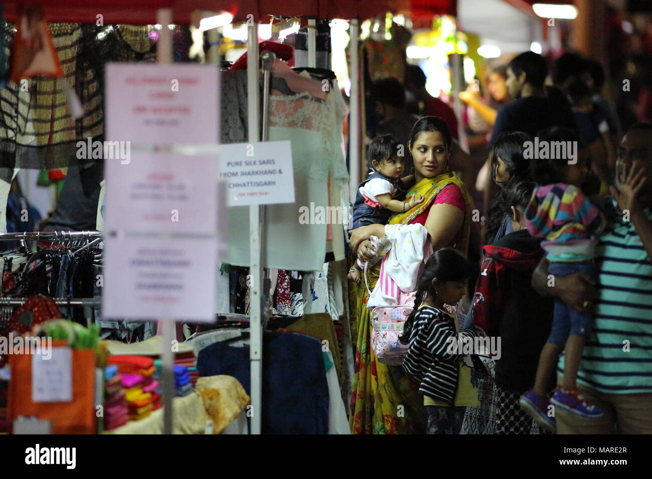Bangalore, India - 16 Ottobre 2016: Sconosciuto gente occupata nel carrello gli ornamenti di questa sera a MG Road e Bangalore. Foto Stock