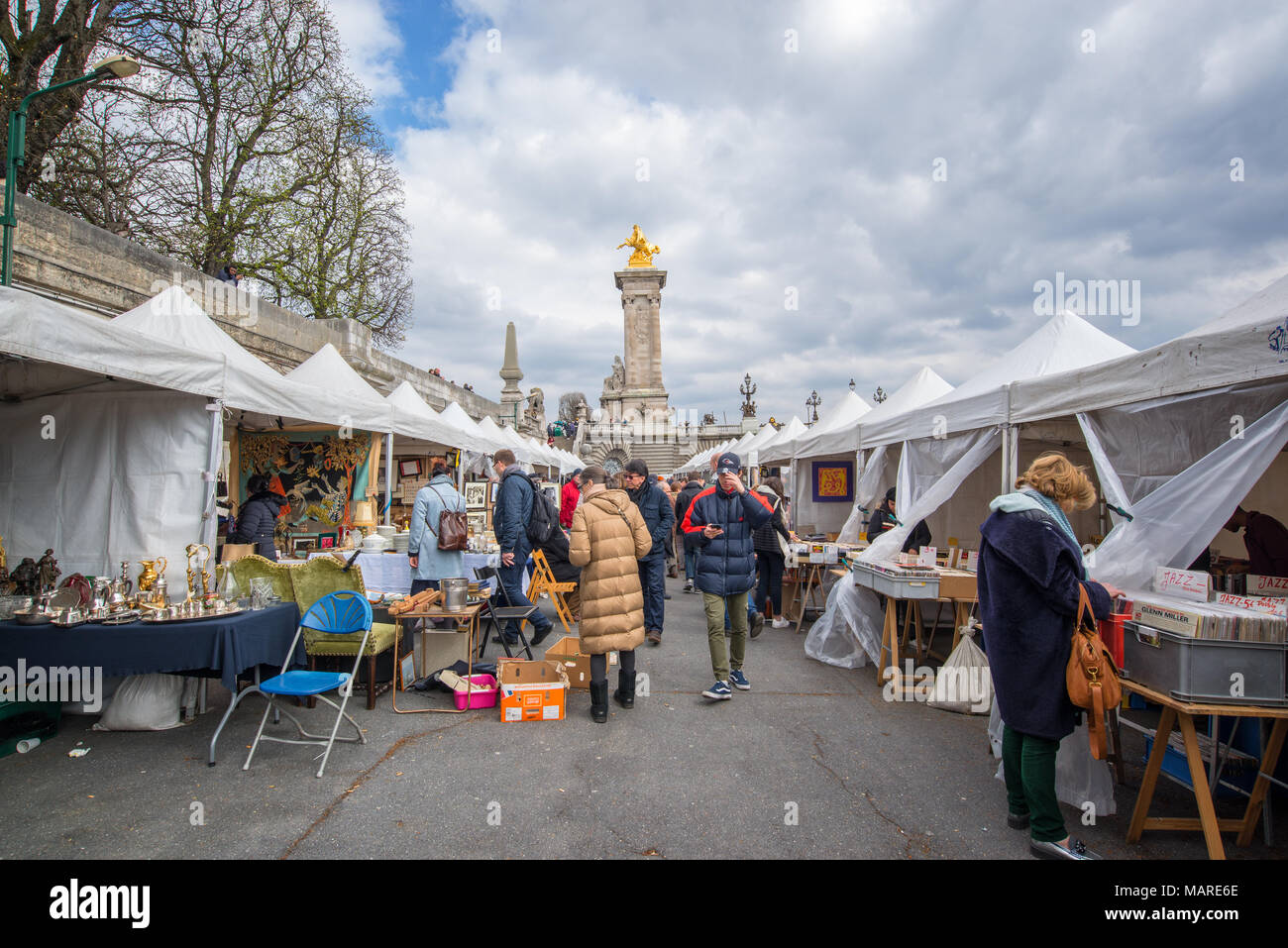 Parigi, Francia - 1 aprile: mercato flea su una banca del fiume Senna, ponte Alexandre III in background, in Parigi Francia Foto Stock