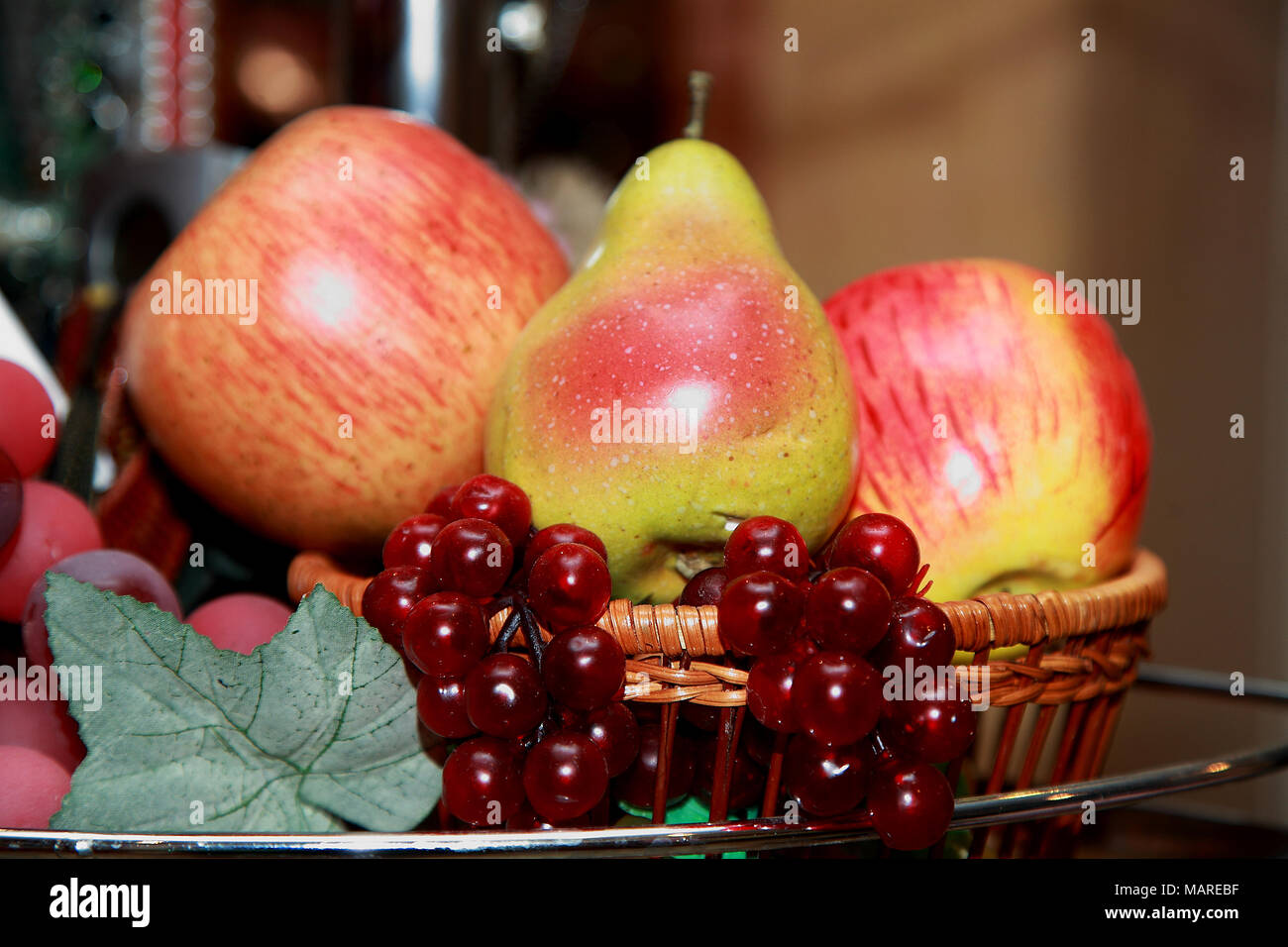 Frutto decorativo mele, pere, uve sono nel cestino Foto Stock