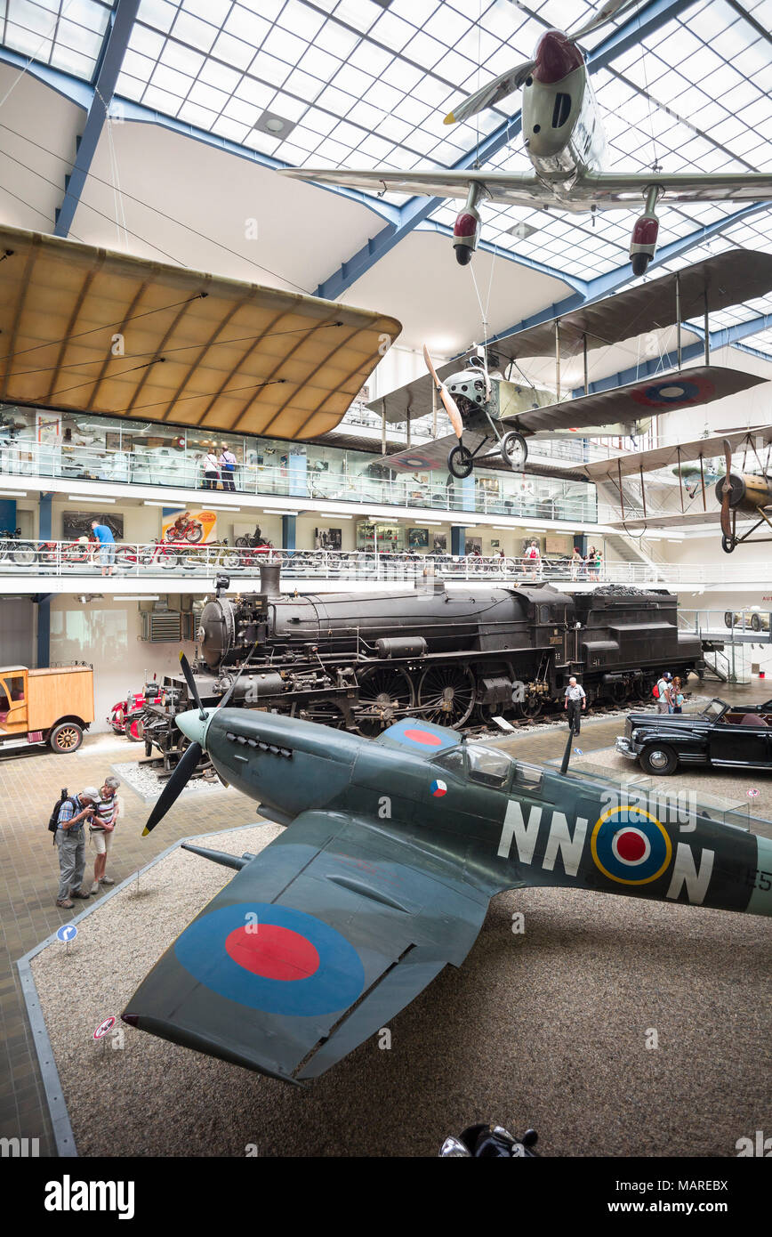 Praga. Repubblica ceca. Spitfire, interno del Museo Nazionale della Tecnica NTM (Národní technické muzeum). In primo piano è il britannico Supermarine Spi Foto Stock