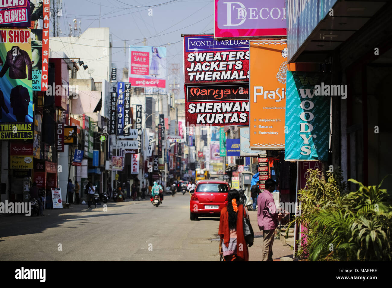 Bangalore, India - 20 Ottobre 2016: una vista della strada commerciale nelle prime ore del giorno. Strada commerciale è uno dei più trafficati area. Foto Stock