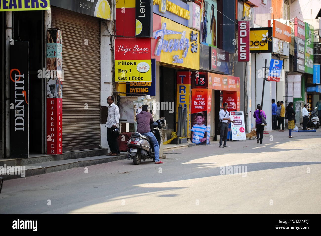 Bangalore, India - 20 Ottobre 2016: una vista della strada commerciale nelle prime ore del giorno. Strada commerciale è uno dei più trafficati area. Foto Stock