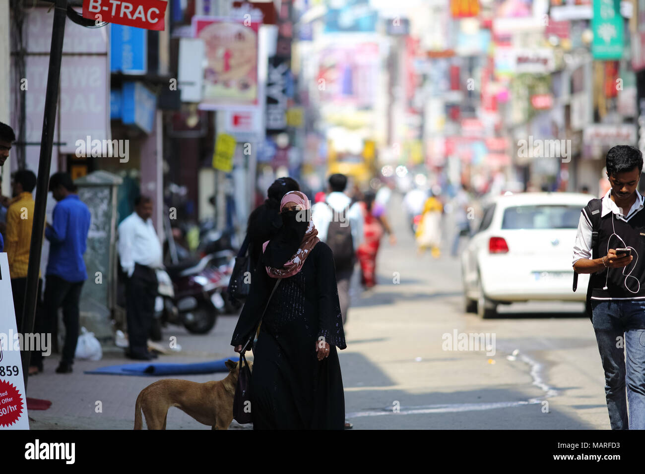 Bangalore, India - 20 Ottobre 2016: Sconosciuto donna musulmana in abito tradizionale avvistato al strada commerciale nel pre-le ore di picco. Foto Stock