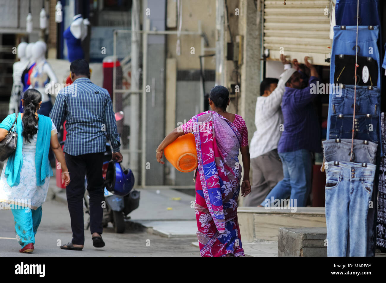 Bangalore, India - 20 Ottobre 2016: gente occupata a Commercial Street nelle prime ore del giorno. Foto Stock
