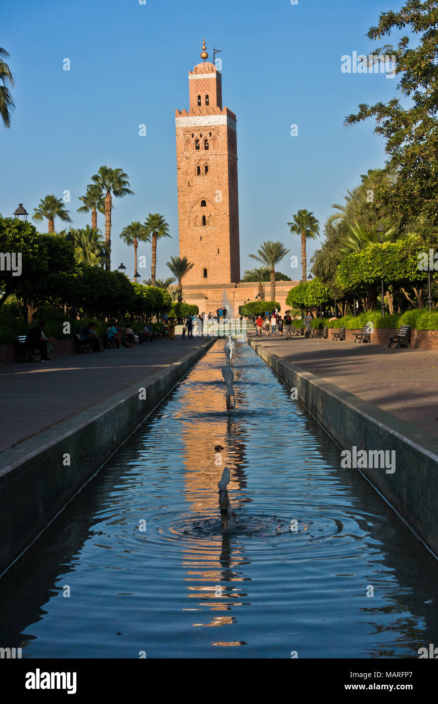 La riflessione in una fontana acqua della moschea di Koutoubia al tramonto, Marrakech, Marocco Foto Stock