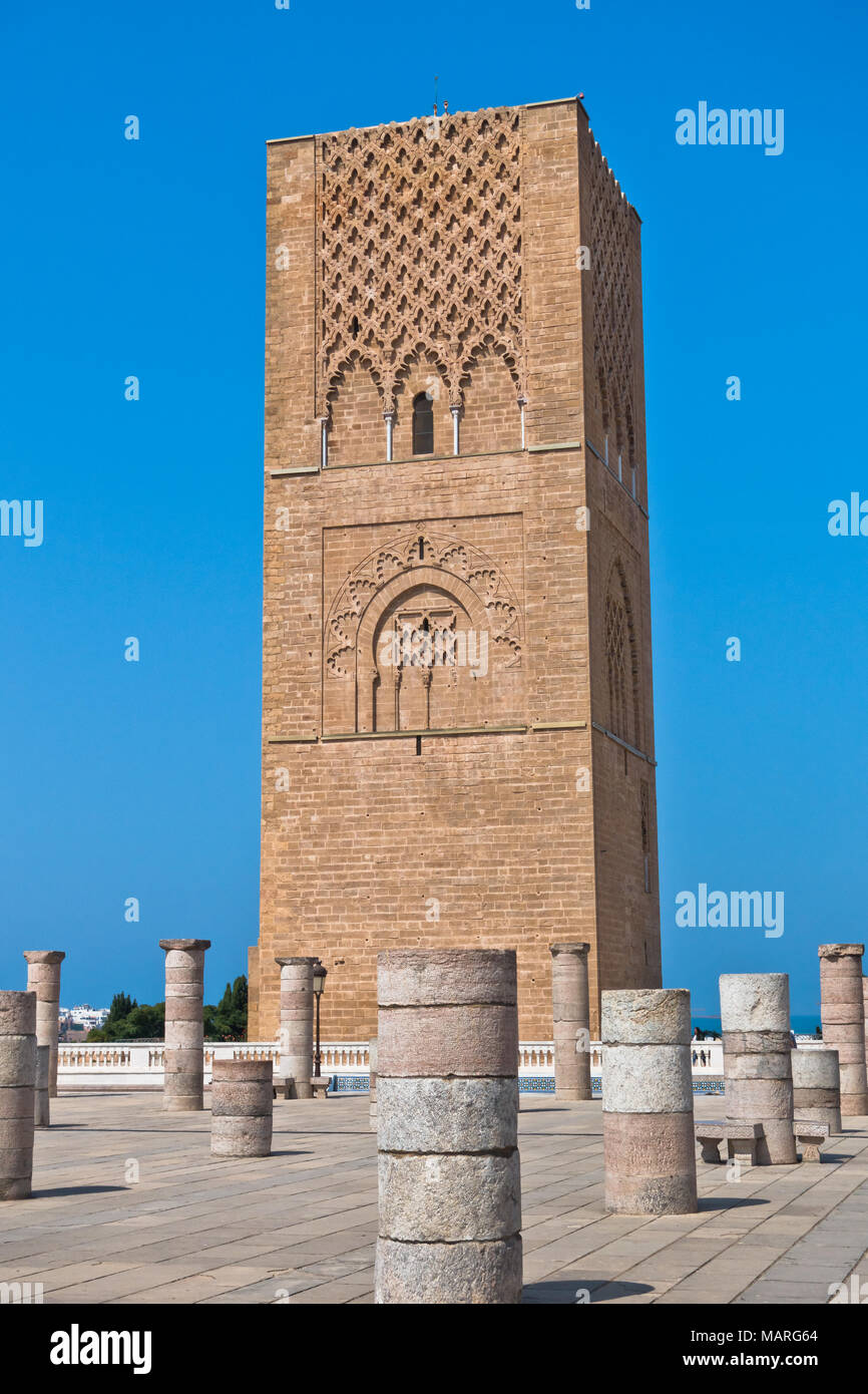 Torre Hassan, xii secolo minareto con le rovine della più grande moschea del mondo, Rabat, Marocco Foto Stock