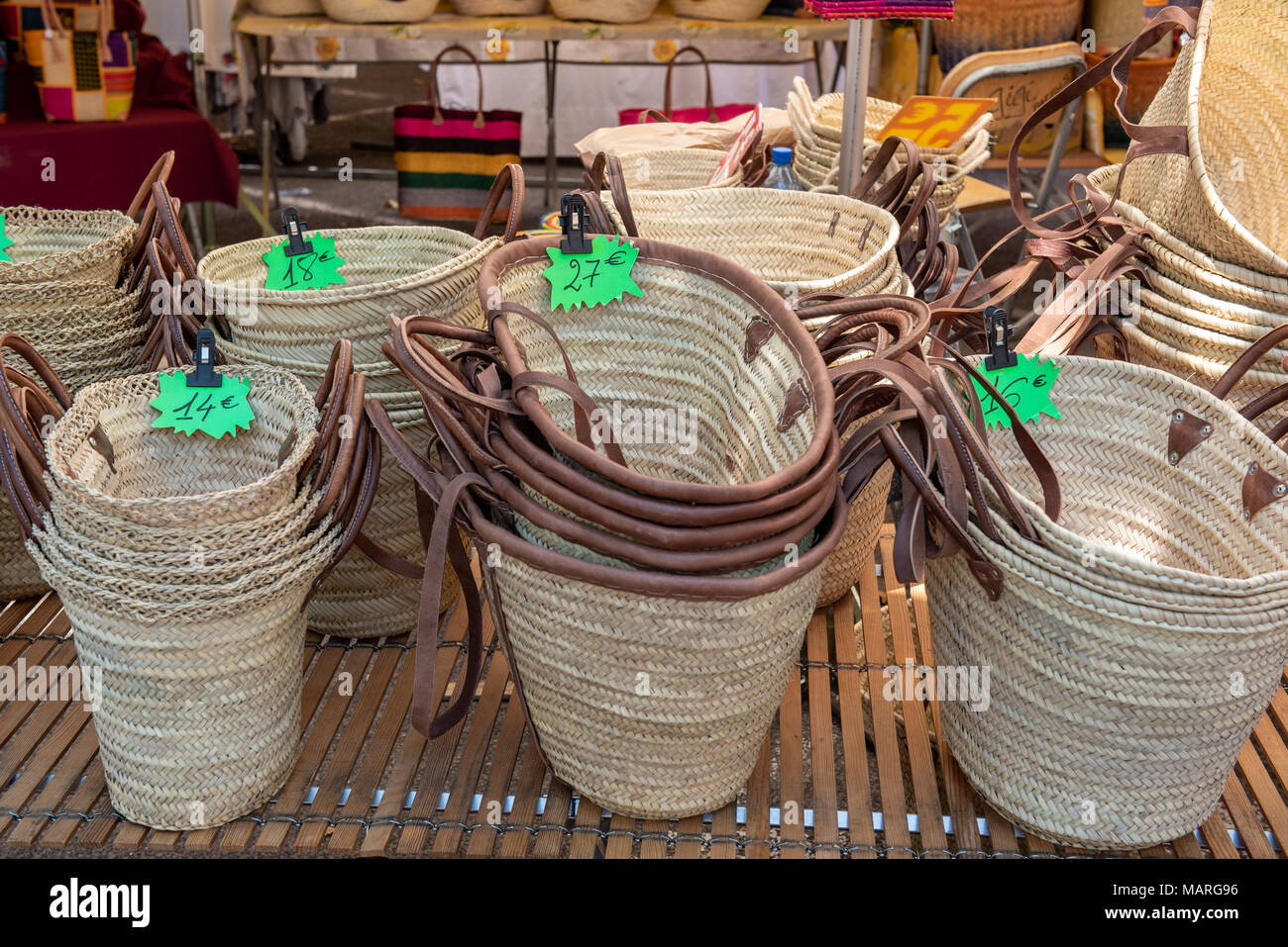 Cestini di vimini su un mercato francese Foto Stock