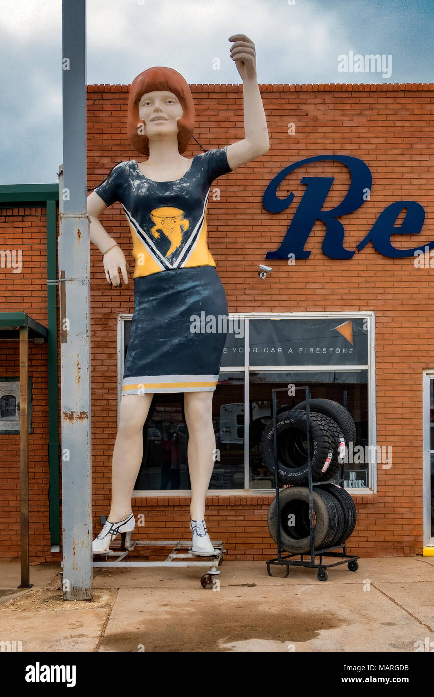 Americana.a 30 ft. tall vetroresina cheer leader al di fuori di un pneumatico negozio nelle zone rurali del Texas Foto Stock