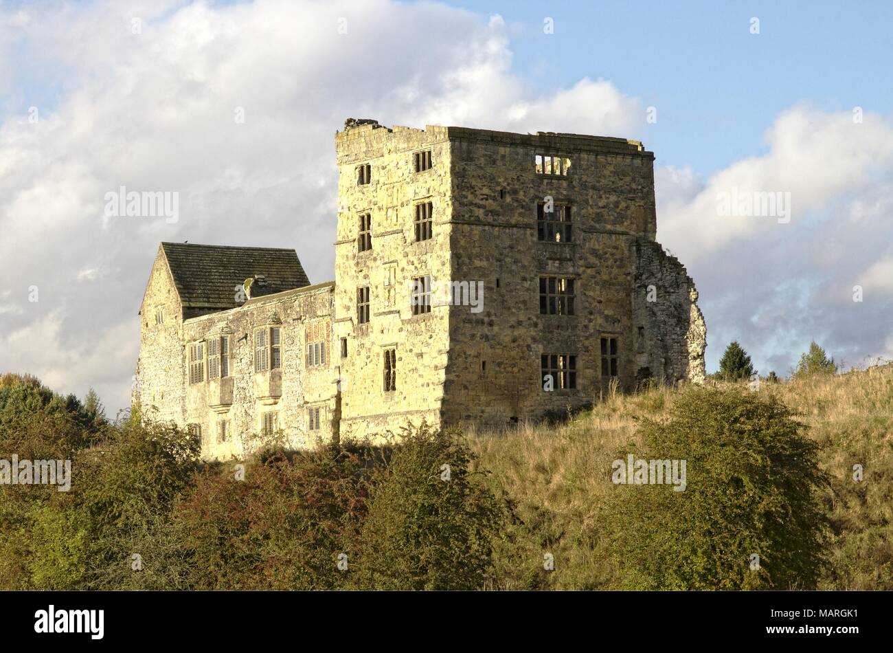 Una vista del Castello di Helmsley da Hemsley nel North Yorkshire. Foto Stock